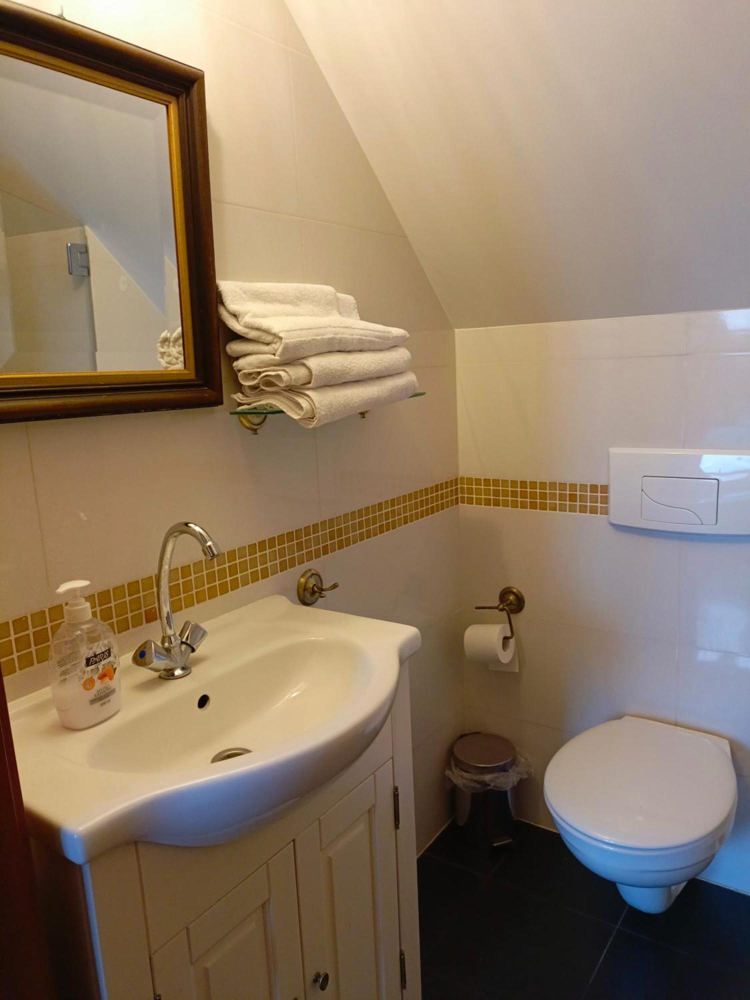 Smolec Dwor Pod Rozami B&B 객실 사진
